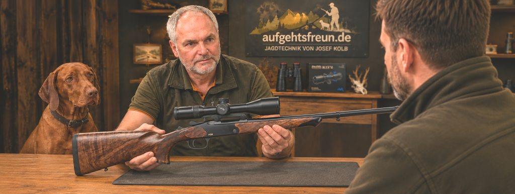 Beratung im AGF-Shop – Josef Kolb zeigt einem Kunden eine Jagdwaffe
Titel: Persönliche Waffenberatung im AGF-Shop
